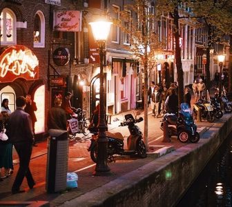 Red Light District Guided Walking Tour – Private Tour in Italian