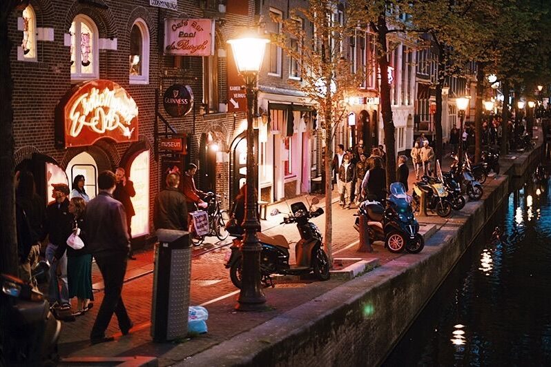 Light-Amsterdam-Tour-rosso-distretto-Guided-Tour